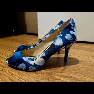 Liz Claiborne Blue/White peep toe heels. Size 6.
